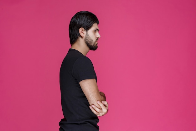 Foto gratuita el hombre con camisa negra parece seguro y coqueto