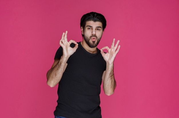 El hombre de camisa negra se siente muy positivo y disfrutó de algo.