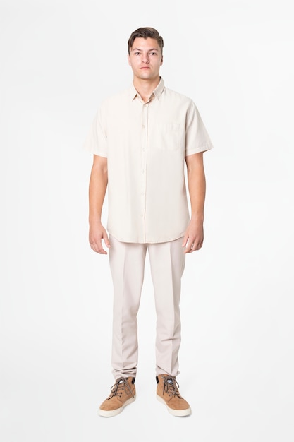 Hombre en camisa y pantalones beige ropa casual de cuerpo completo de moda