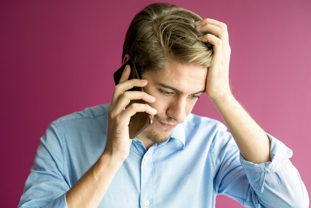 hombre camisa problemas para mantener profesional