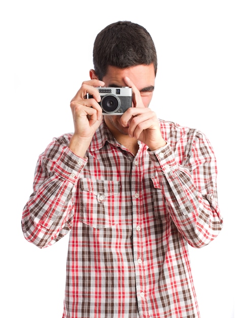 Hombre con camisa de rayas haciendo una foto