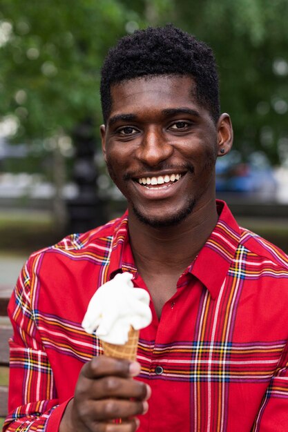 Hombre de camisa roja disfrutando de un helado
