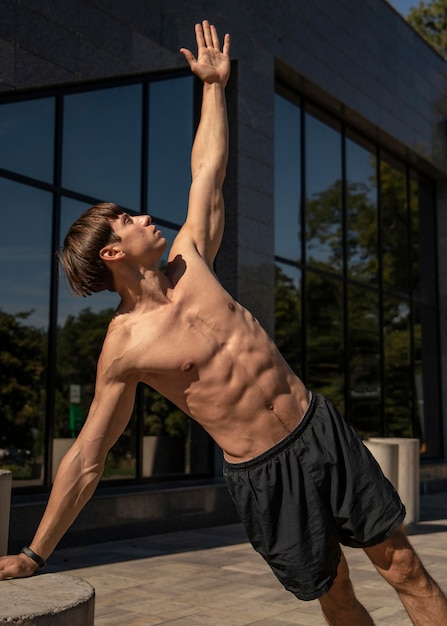 Hombre sin camisa trabajando al aire libre