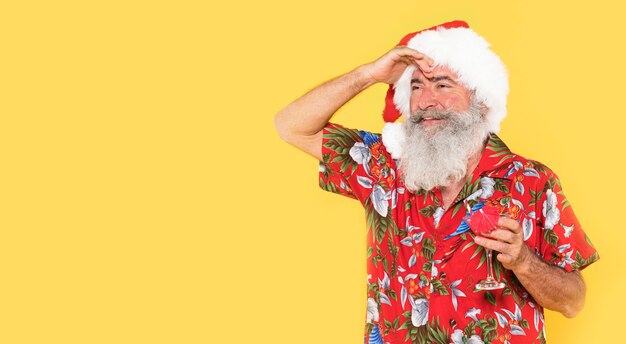 Hombre con camisa tropical y sombrero de navidad con espacio de copia