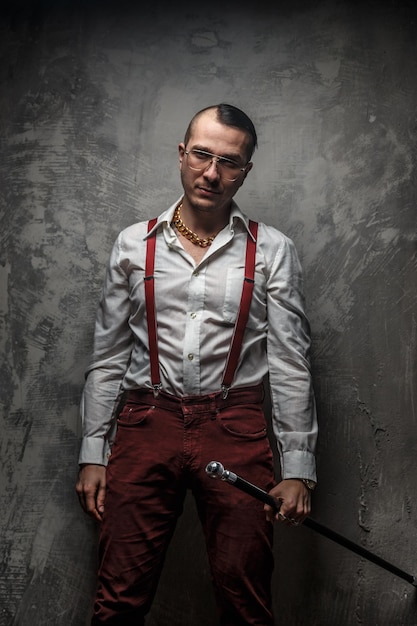 Foto gratuita hombre con camiseta blanca, pantalones rojos y gafas.