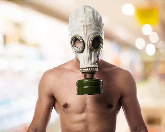 Hombre sin camiseta con una máscara de gas