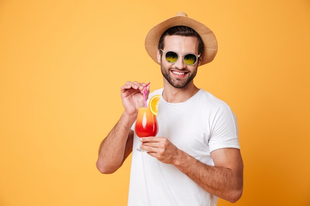 Hombre en camiseta mostrando sabroso cóctel