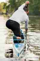 Foto gratuita hombre en canoa remando