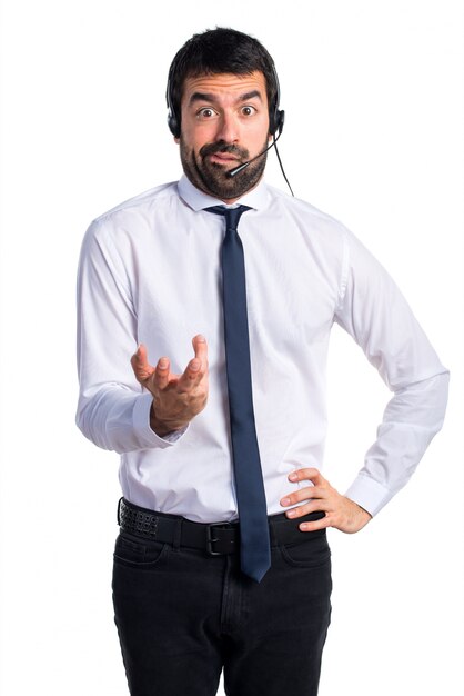 Hombre cansado cansado teleoperador
