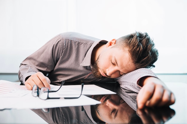 Hombre cansado durmiendo en la oficina