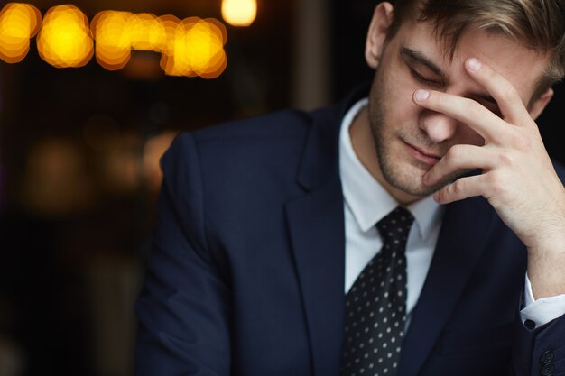 Hombre cansado esperando en el café