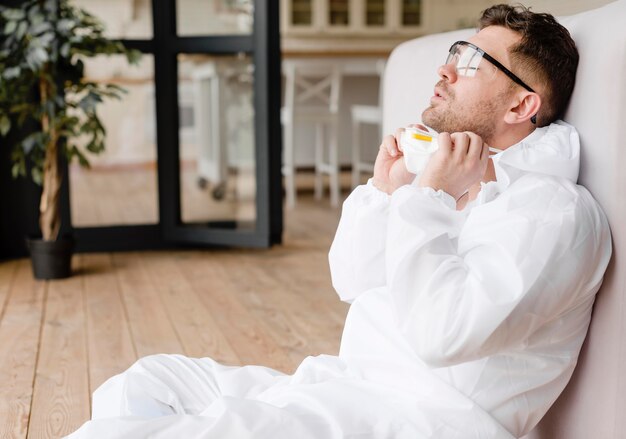 Hombre cansado con gafas