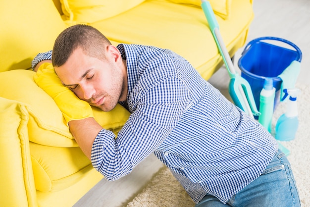 Foto gratuita hombre esta cansado de limpiar