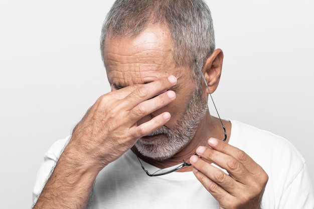 Foto gratuita hombre cansado de primer plano con gafas