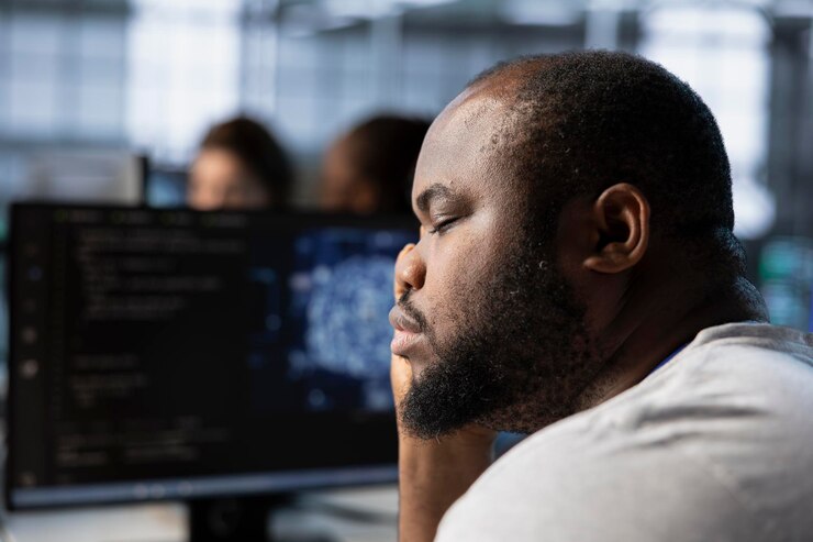 Foto gratuito hombre cansado se queda dormido mientras usa tecnología de ia en un centro de datos
