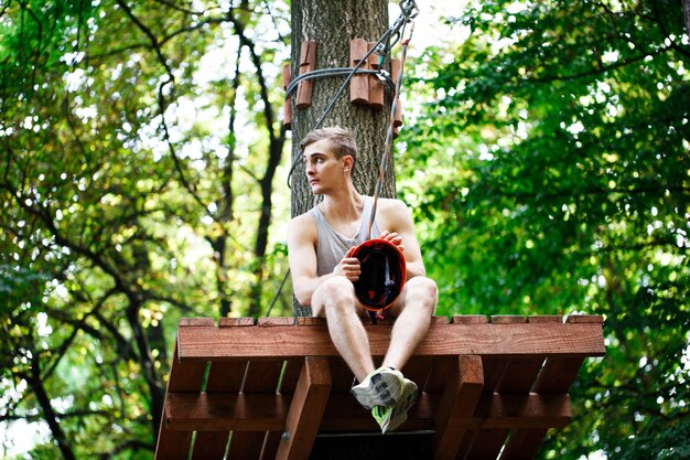 Hombre cansado se sienta en el árbol