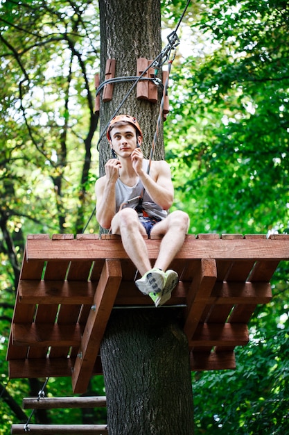 Hombre cansado se sienta en el árbol