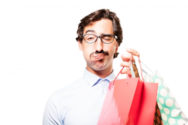 Foto gratuita hombre cansado sujetando bolsas de la compra