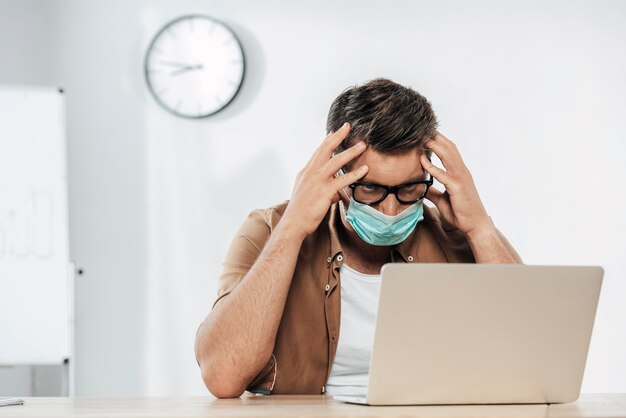 Hombre cansado de tiro medio con máscara