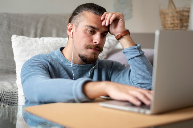 Hombre cansado de tiro medio trabajando