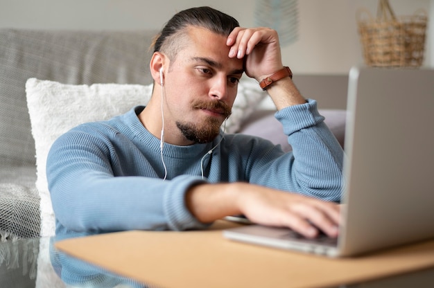 Hombre cansado de tiro medio trabajando