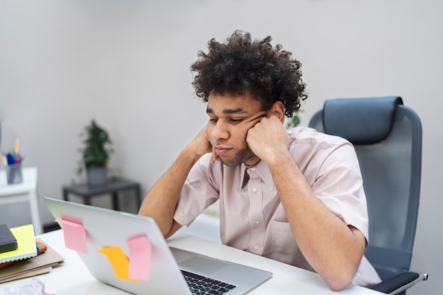 Foto gratuita hombre cansado de tiro medio en el trabajo