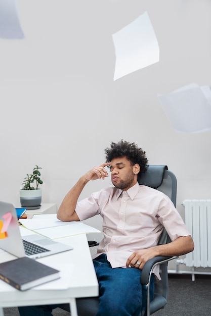 Foto gratuita hombre cansado de tiro medio en el trabajo