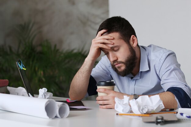 Hombre cansado en el trabajo