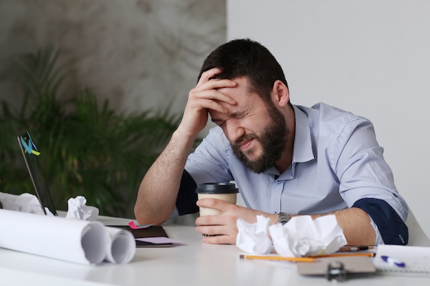 Foto gratuita hombre cansado en el trabajo