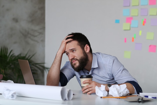 Foto gratuita hombre cansado en el trabajo