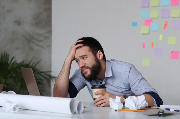 Hombre cansado en el trabajo