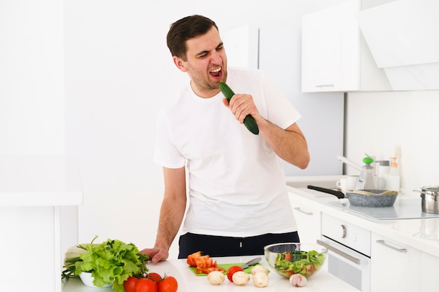 Hombre cantando mientras cocina