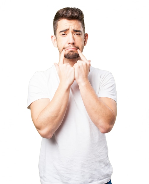 Hombre con cara triste y dos dedos en sus labios