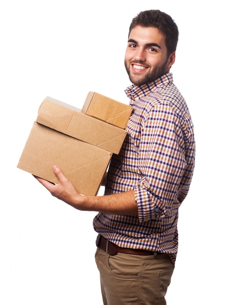 Foto gratuita hombre cargado con cajas y sonriendo