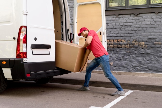 Hombre cargando paquetes