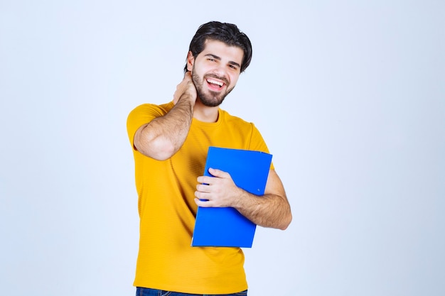 Hombre con carpeta azul dando poses amistosas y pacíficas.