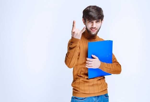 El hombre con una carpeta azul parece poderoso y satisfecho.