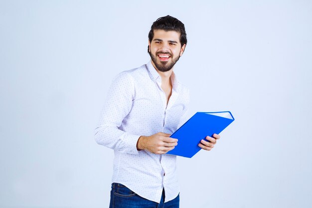 El hombre con una carpeta azul se siente exitoso