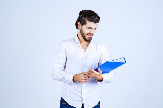 El hombre con una carpeta azul se siente exitoso