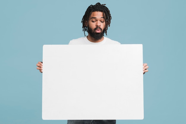 Hombre con un cartel en blanco