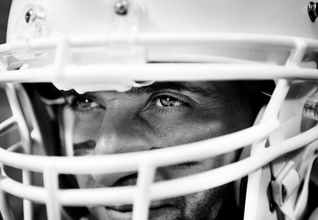 Foto gratuita hombre con casco de fútbol americano