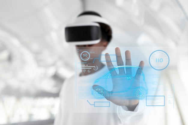 Hombre con casco de realidad virtual tocando una pantalla holográfica