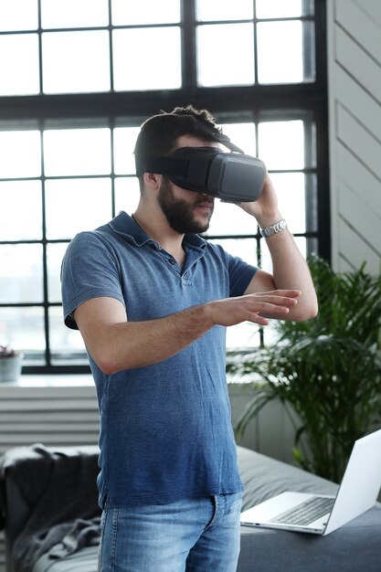 Hombre con casco de realidad virtual