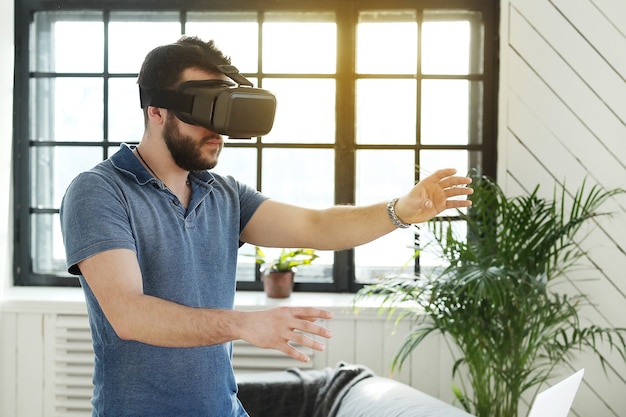 Hombre con casco de realidad virtual