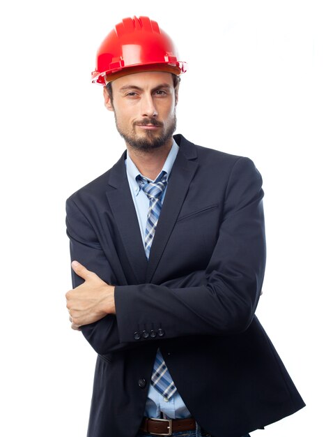 Hombre con casco rojo con los brazos cruzados