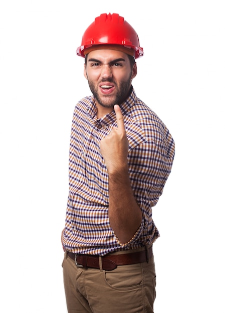 Hombre con un casco rojo y un dedo levantado