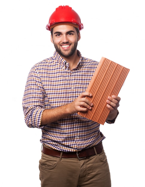 Foto gratuita hombre con un casco rojo y un ladrillo