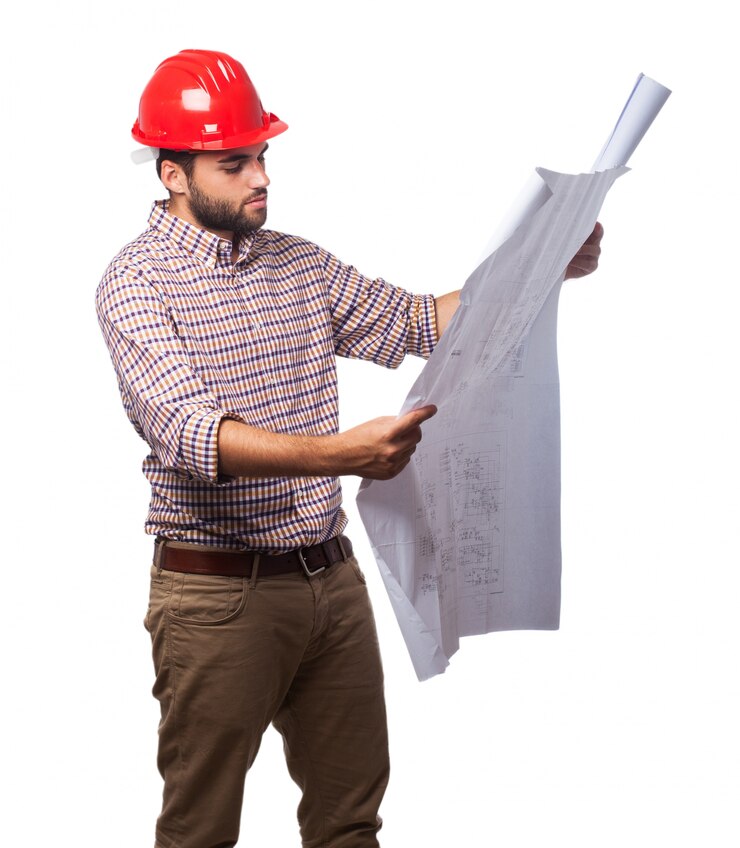 Foto gratuito hombre con un casco rojo y mirando planos