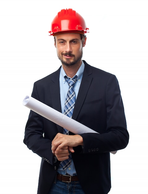 Hombre con casco rojo y traje y planos