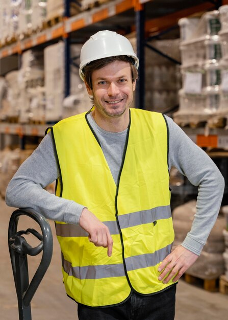 Hombre con casco trabajando logística